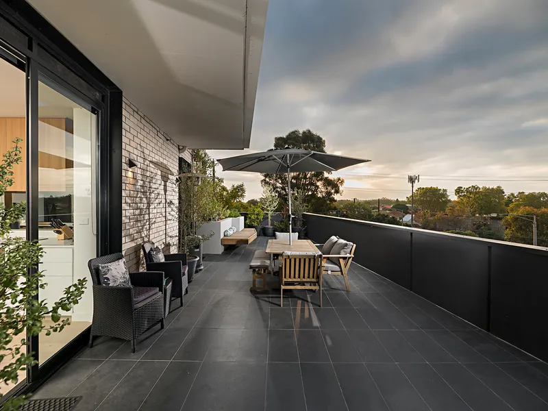 Stunning apartment with a huge north facing terrace and city views