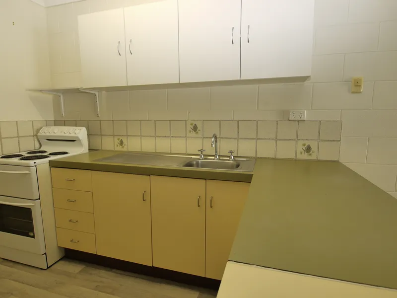 2 BEDROOM IN A QUIET COMPLEX - AVAIL. 12TH MAR