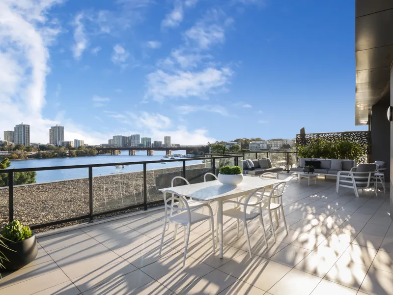Ultimate in easy care luxury by the water