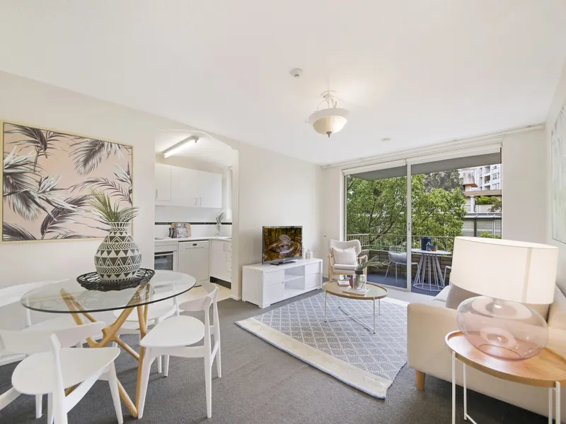LEAFY VIEWS AND A BRIGHT,SUNNY ASPECT. 1 BED APARTMENT, PARKING & BALCONY