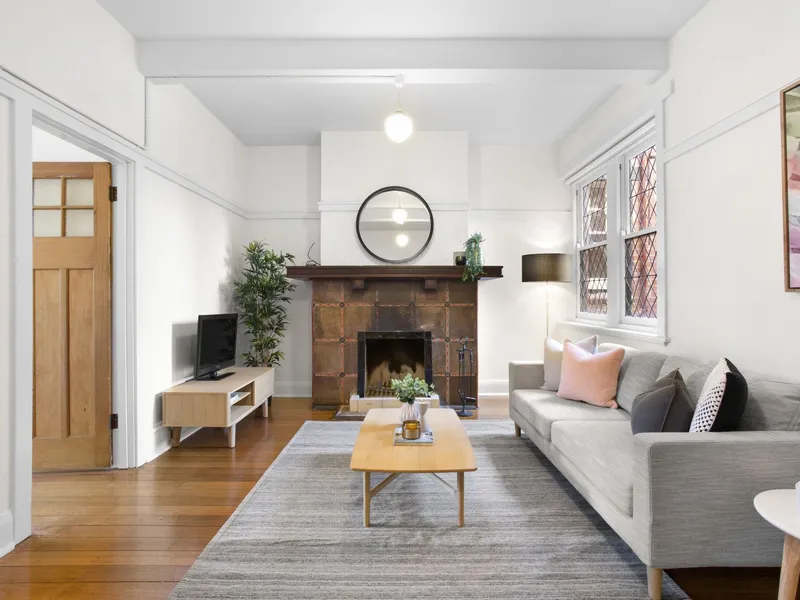 SPACIOUS ART DECO IN THE HEART OF ST KILDA