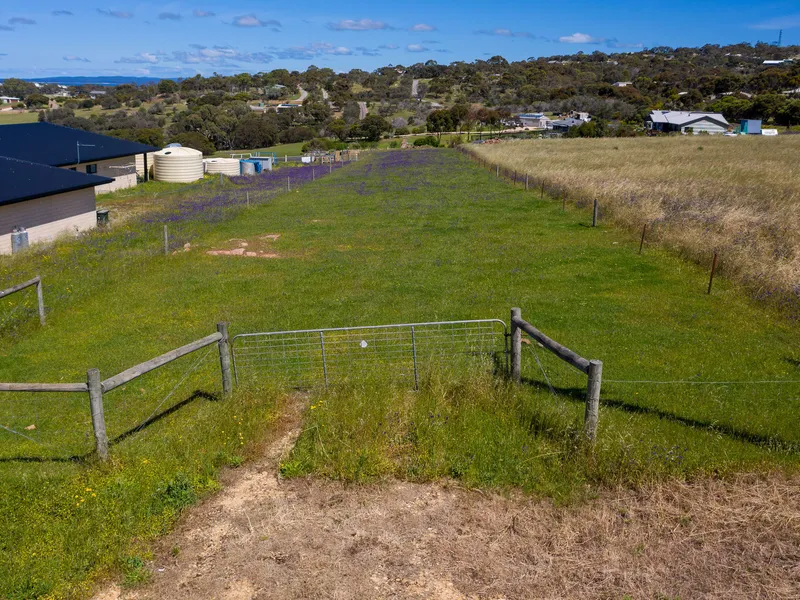 Stunning ocean and rural views from this private 1.3h allotment high on Howard Avenue