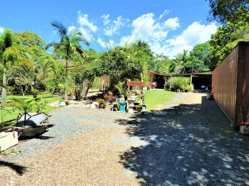 LOOKING FOR ABSOLUTE PEACE & TRANQUILLITY - WELL THIS PRIVATE 3,336M2 BLOCK HAS IT ALL - + A BRICK HOME WITH DUAL LIVING POSSIBILITIES - A 'MUST SEE