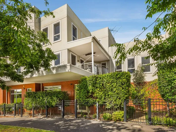 Spacious 3 bedrooms + Home Office