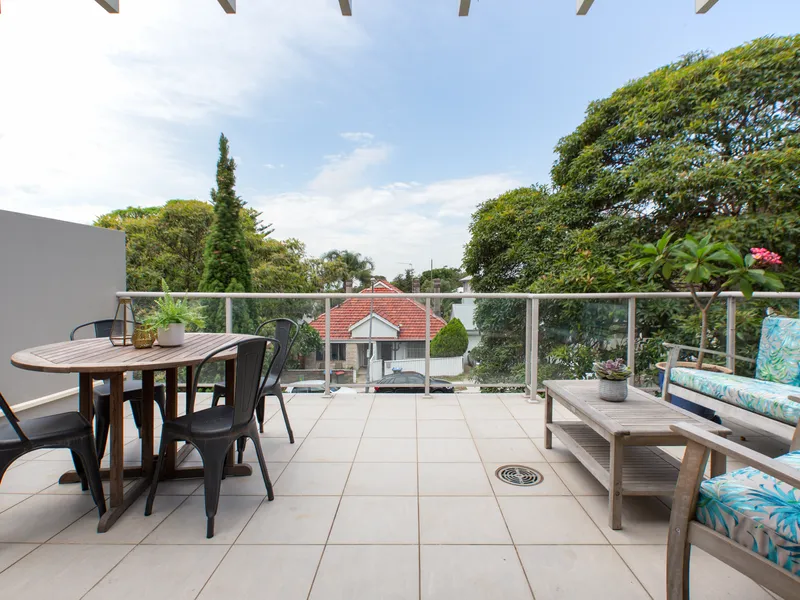 Immaculate Top Floor Apartment With Enormous Terrace + LUG, Stroll to Bondi Beach