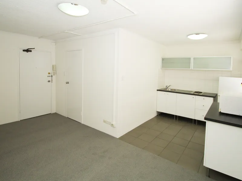 MODERN ONE BEDROOM APARTMENT RIGHT IN THE HEART OF BONDI JUNCTION!