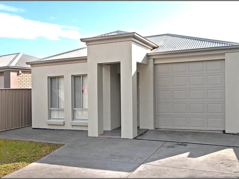 4 BEDROOMS, 2 LIVING AREAS, DIRECTLY OPPOSITE MOSELEY ROAD RESERVE