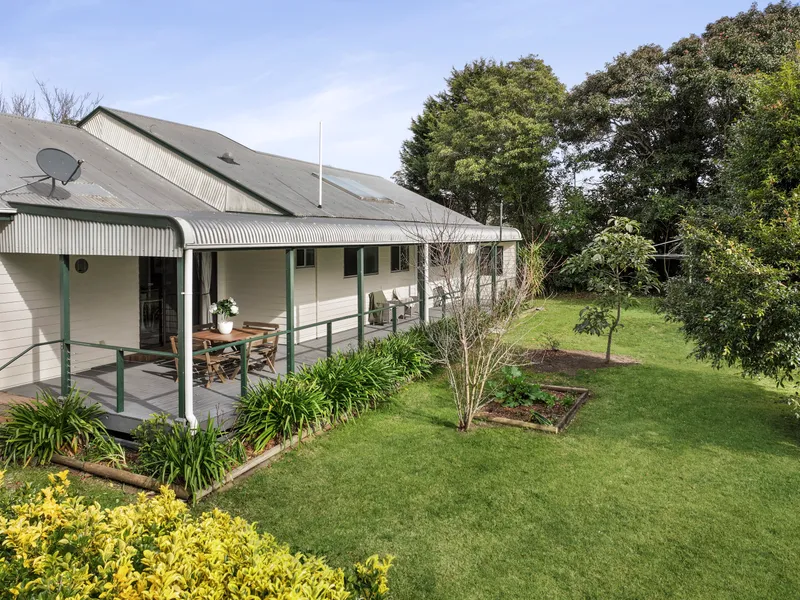 Charming Cottage in a Tranquil, Nature Filled Setting!