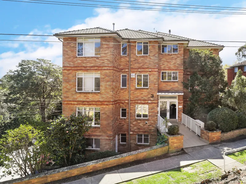 Over-sized and stylish a stroll to the village