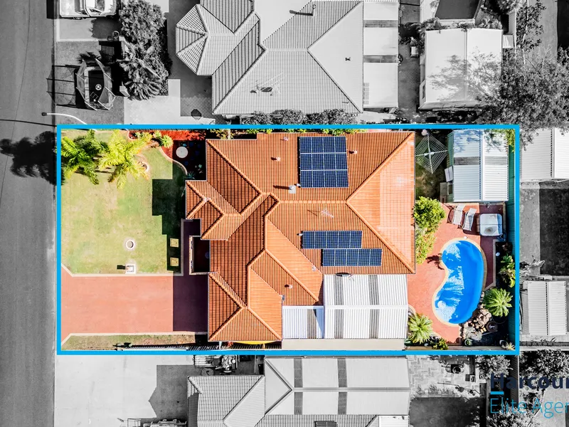 * Whoppa 5 Bed With Pool & More !! *