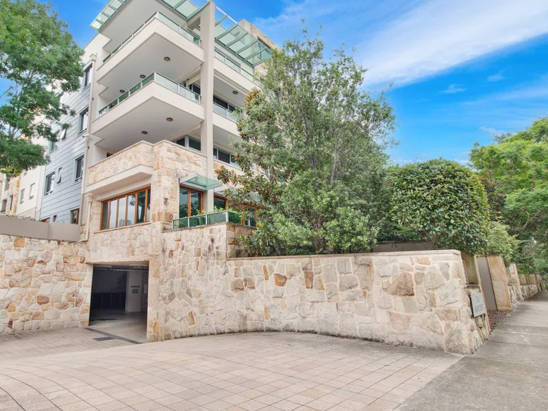 SUNNY AND BRIGHT MODERN EXECUTIVE APARTMENT