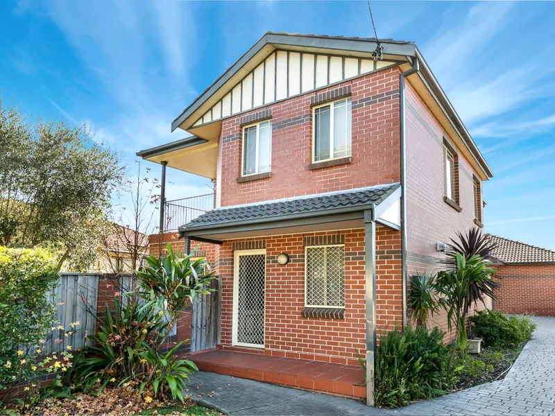 Street-Facing Townhouse In Small Complex