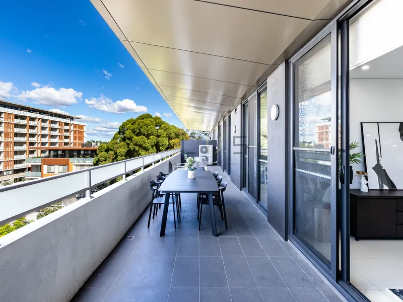 Luxury Living at its Finest: Stunning 3-Bedroom Penthouse in Riverside Development