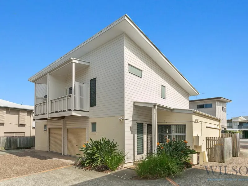 Luxurious Air-Conditioned Townhouse ~ Freshly painted with new flooring on the lower level