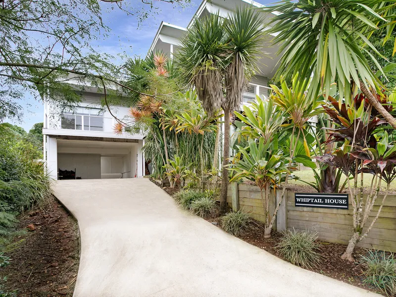 Whiptail House – Contemporary Elegance Walk to Maleny