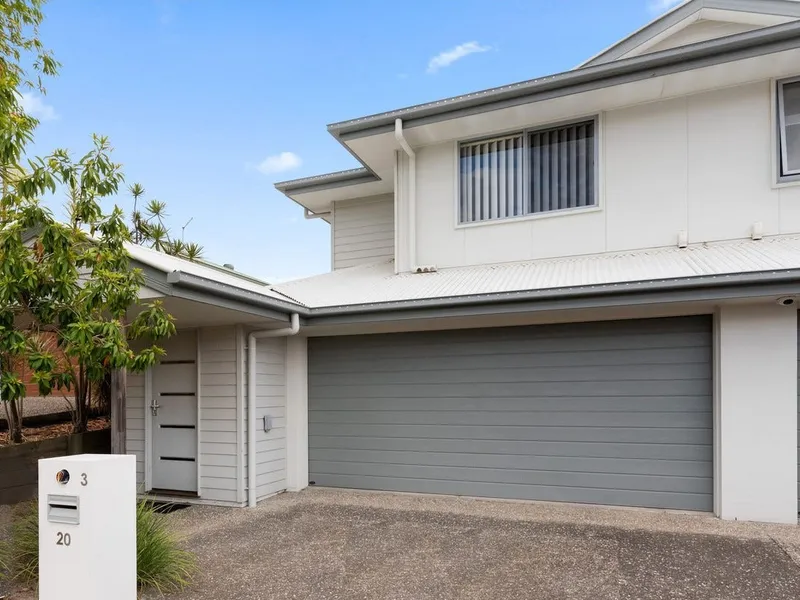 SPACIOUS 3 BEDROOM DUPLEX-IDEAL LOCATION