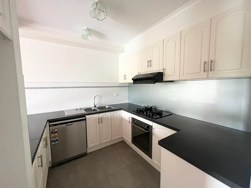 3 BEDROOM, 2 BATHROOM APARTMENT IN QUIET AVENDON ESTATE