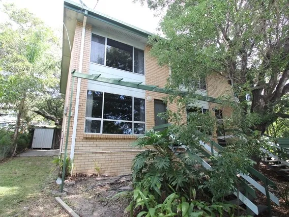 2 BEDROOM TOWNHOUSE WITHIN WALKING DISTANCE TO CBD WITH AIR-CONDITIONED LOUNGE ROOM AND MAIN BEDROOM.