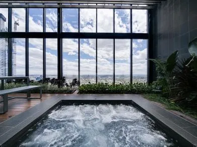 MODERN LIVING ON THE CITY FRINGE