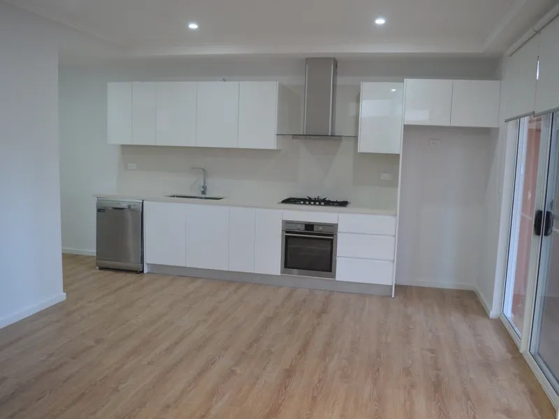 Huge size 1 bedroom unit plus large study area ; Strata area of 103sqm !