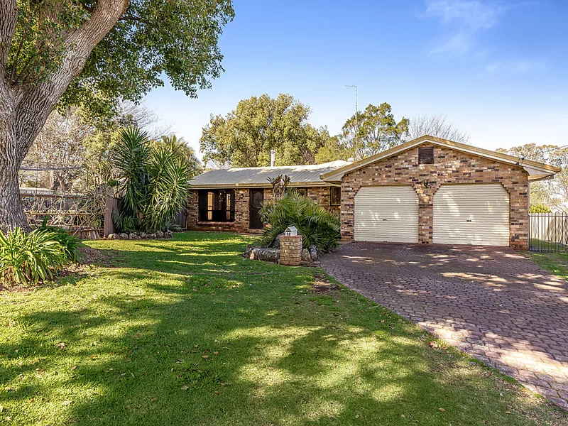 LOWSET BRICK FAMILY HOME ON GENEROUS 963m2 ALLOTMENT