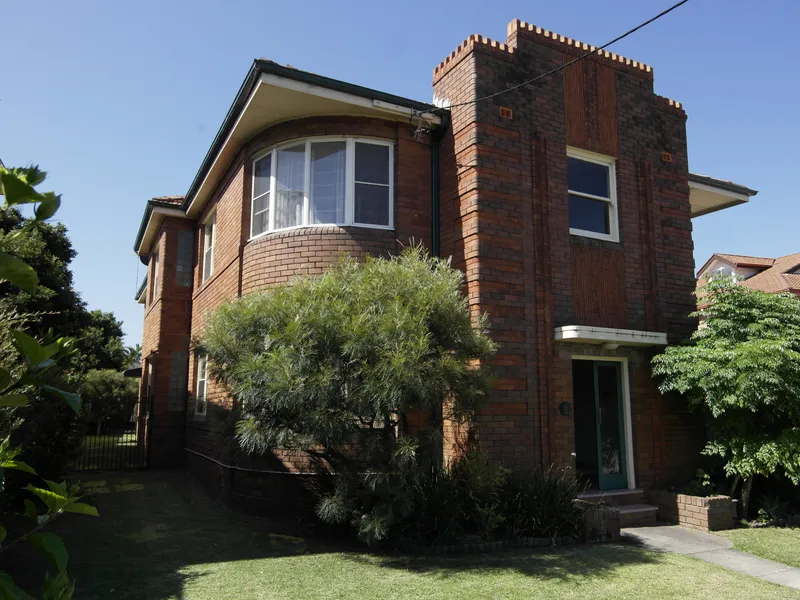 Spacious Art Deco Unit