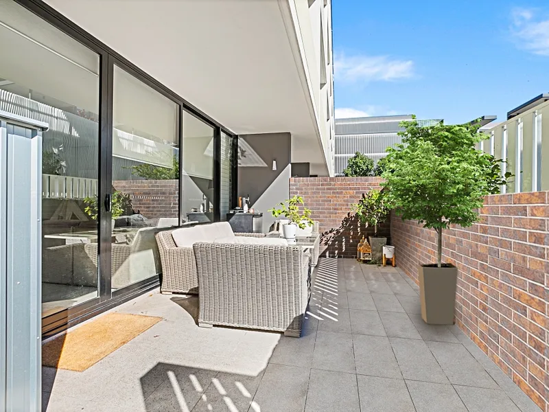 Dual courtyard apartment in 'Landmark' development