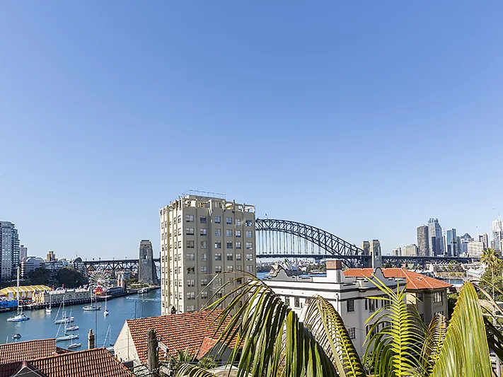 SPECTACULAR 1 BEDROOM APARTMENT FULLY FURNISHED WITH HARBOUR VIEWS - JUST MOVE IN & ENJOY!