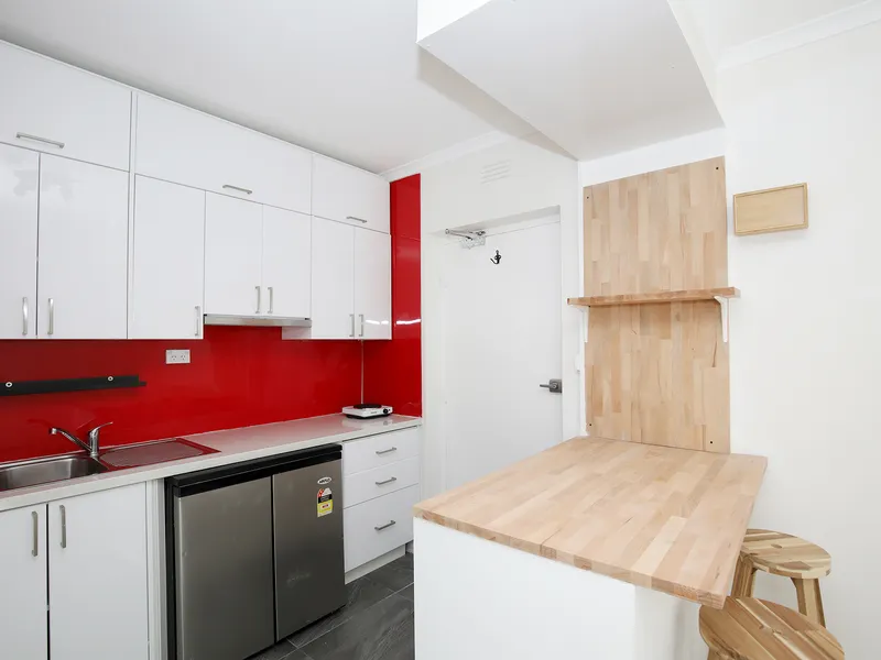 STUDIO APARTMENT CLOSE TO CBD & FLEMINGTON RACECOURSE