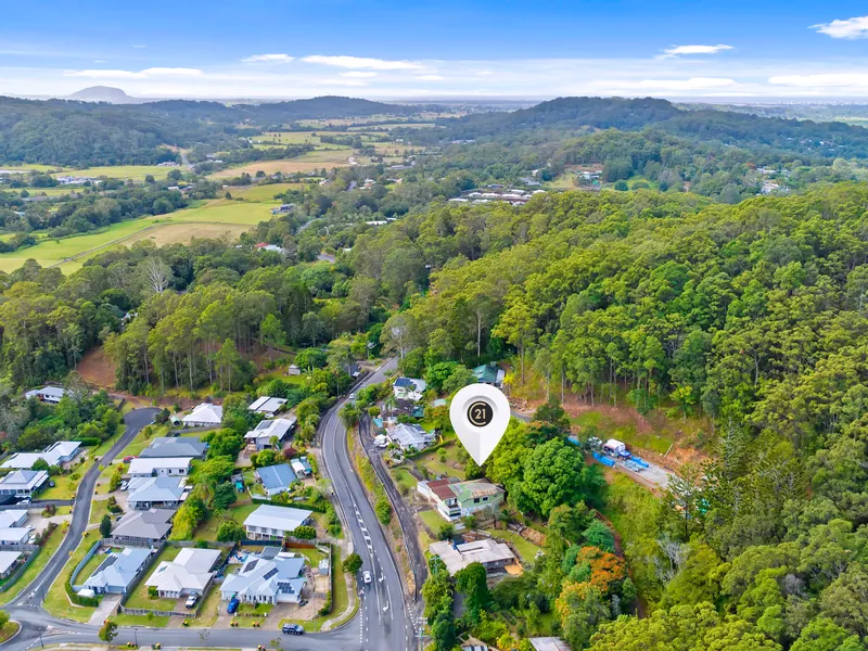 A LOCAL CLASSIC ~ HUGE VIEWS ON 1,214m2 LAND