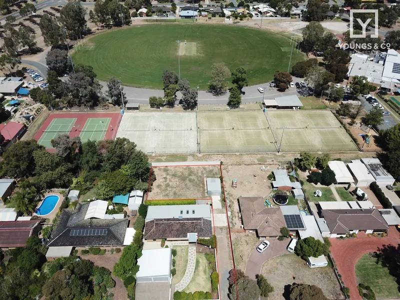 694m2 Block backing on to Tennis Courts - Kialla