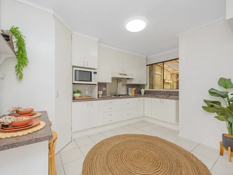 Town House Beach Living with low body corps! Vacant