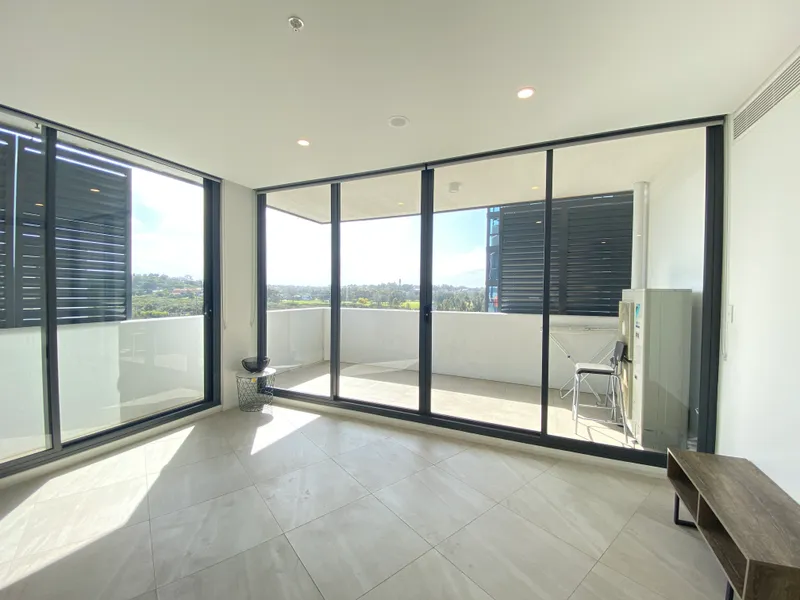 SPACIOUS MODERN THREE BEDROOM APARTMENT Avaliable now!!