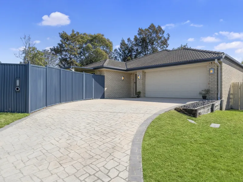 VALUE PACKED FAMILY HOME – 3 LIVING AREAS; DUCTED AIR & SOLAR