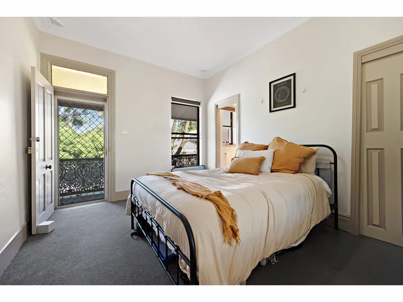 LARGE AIR-CONDITIONED PROPERTY - WILL EASILY ACCOMMODATE 2 OR 3 COUPLES