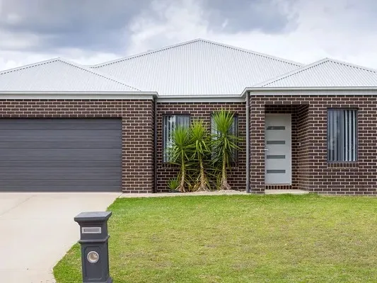 Set in a peaceful estate close to the Thurgoona Plaza, close to schools, Hospital, doctors and medical practitioners & Airport!!
