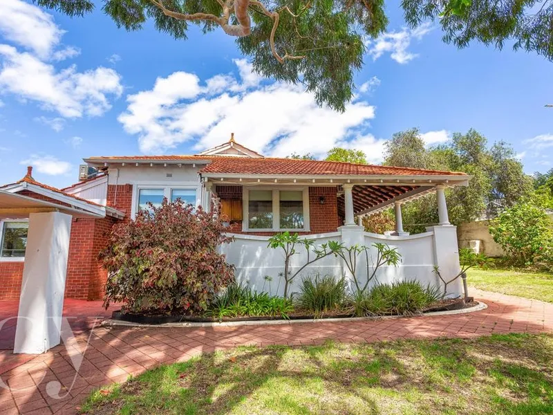 Corry Lynn Character