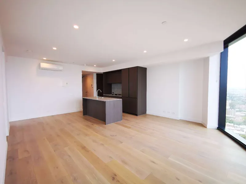 Spacious High Level 3 Bed 2 Bath Apartment With Marvelous Views 