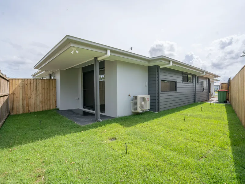 NEAR NEW 2 BED DUPLEX, GAS STOVE AND GAS HOT WATER, WALK TO PIMPAMA CITY SHOPPING CENTRE