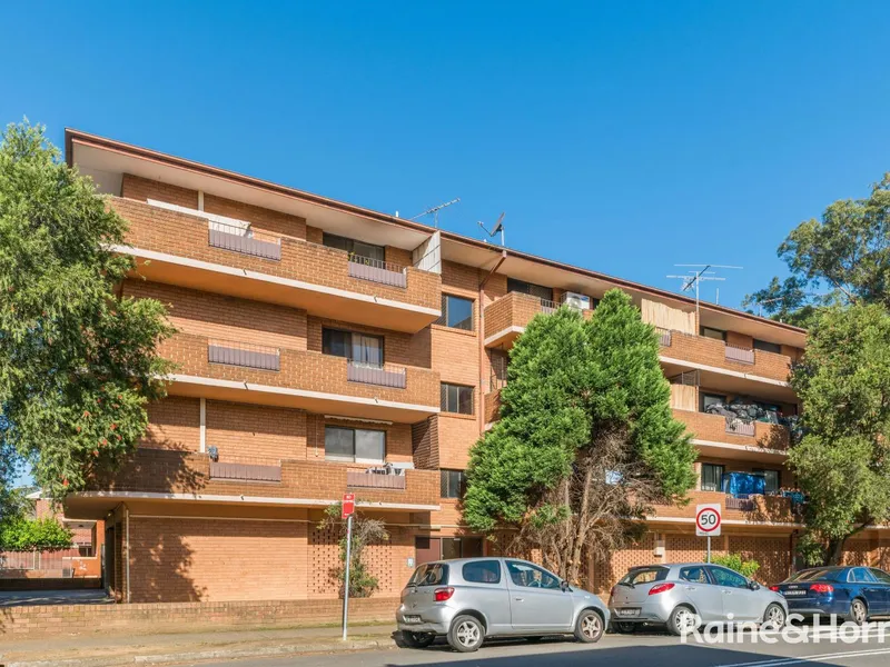 First Floor & 50m to the Station!