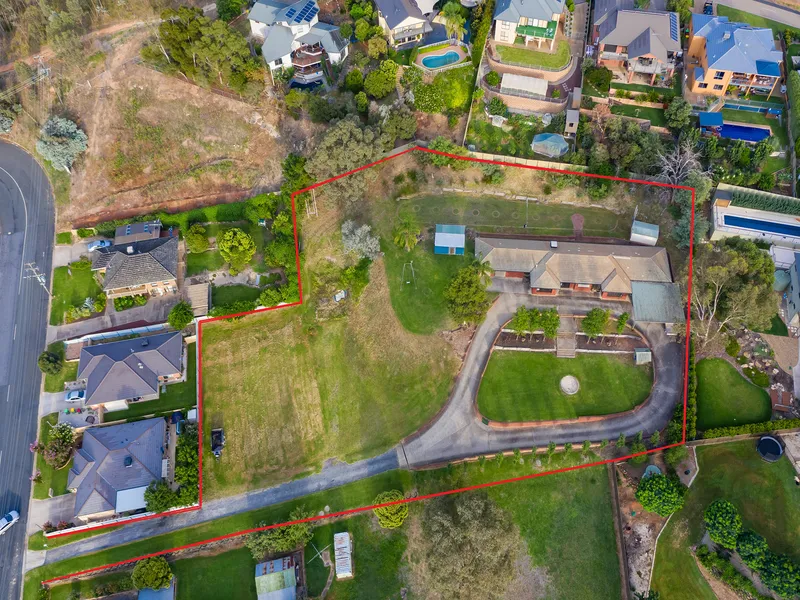 Elevated and Spacious Lifestyle - Acreage just 4mins from Albury CBD with surperb views!