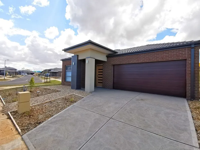 SPACIOUS LIVING FAMILY HOME