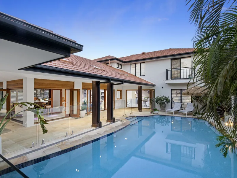 Family entertainer -  Walk to Capri on Via Roma shopping village