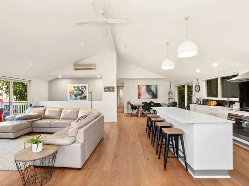 STUNNING MODERN FAMILY HOME!