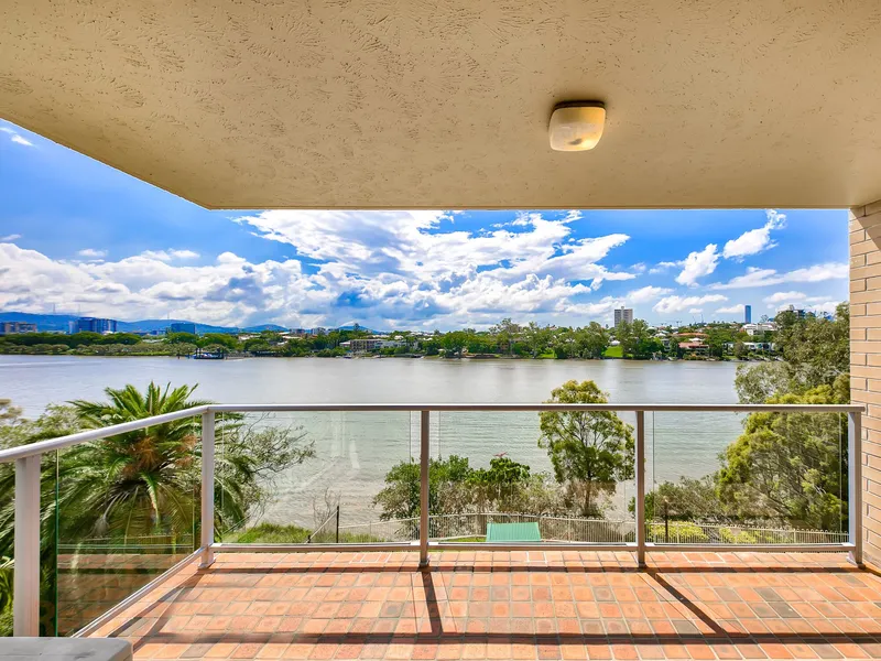 Perfectly Positioned Apartment Boasting River Views!