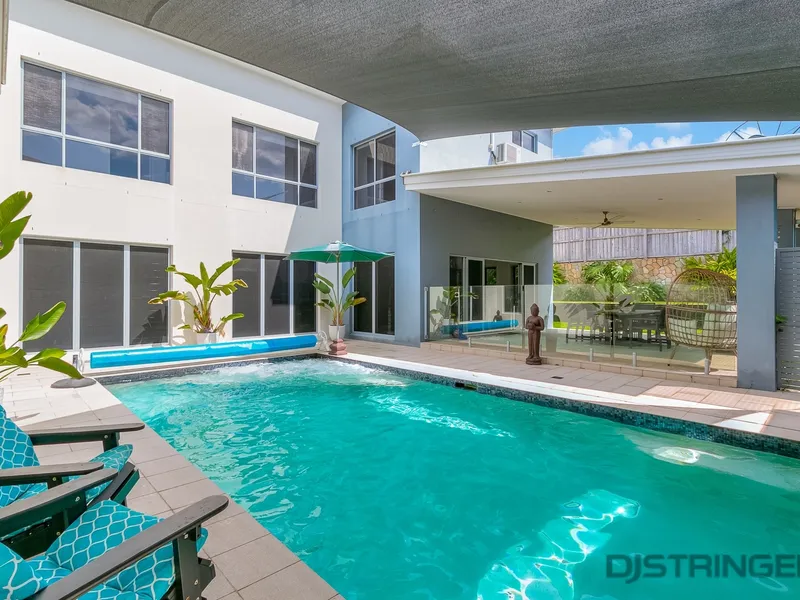 CONTEMPORARY RESIDENCE ON A GRAND SCALE