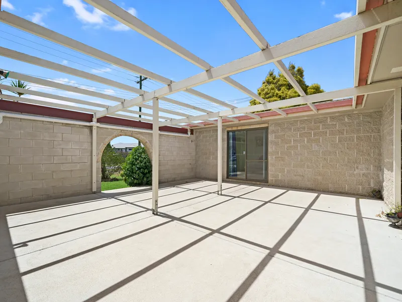 Corner Allotment. 200m to USQ. Get Amazing Front Courtyard, A Rumpus Room And Even A Double Garage Here!