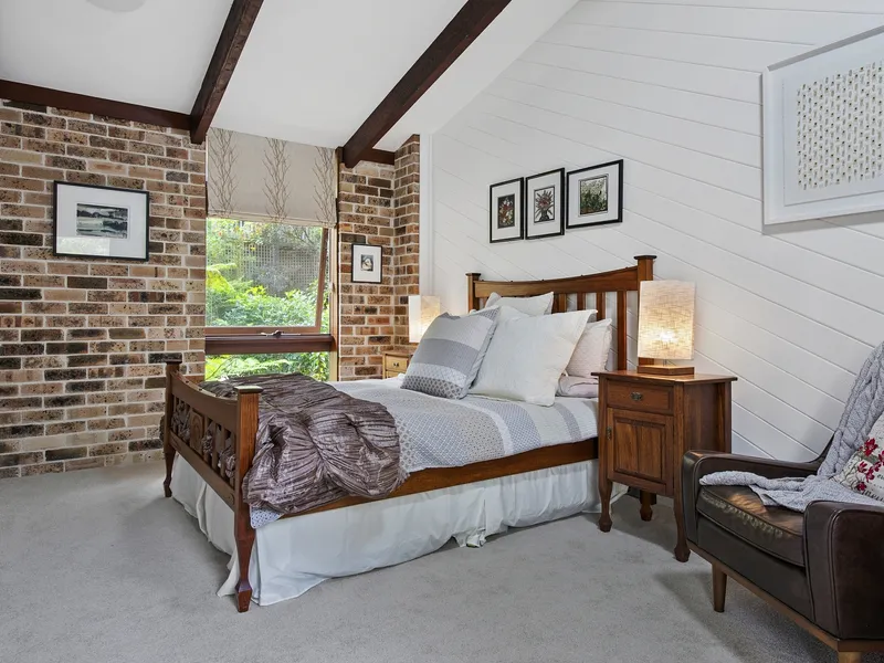 DOUBLE BRICK FAMILY ENTERTAINER IN BUSHLAND SETTING