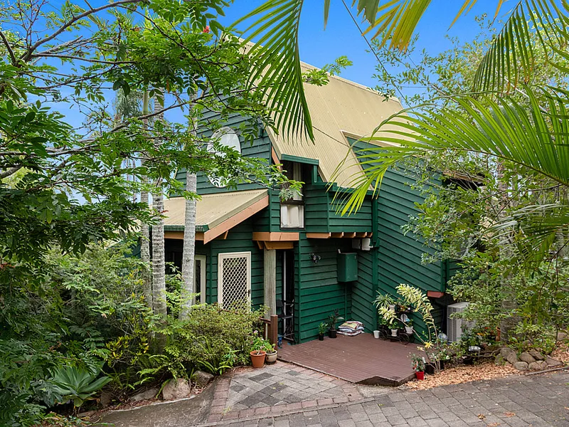 Genuine Paddington Pole Home with incredible views!