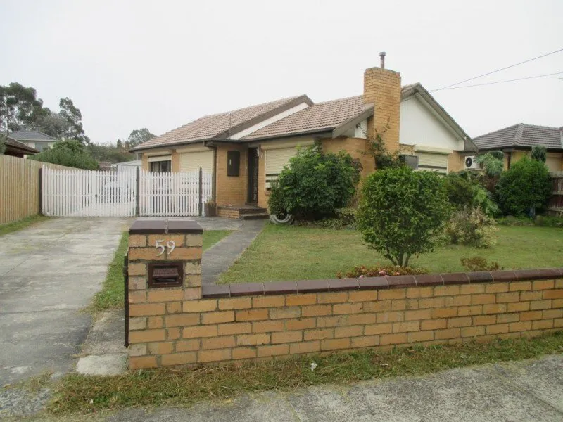 COSY HOME WITH AN ENOURMOUS BACKYARD!